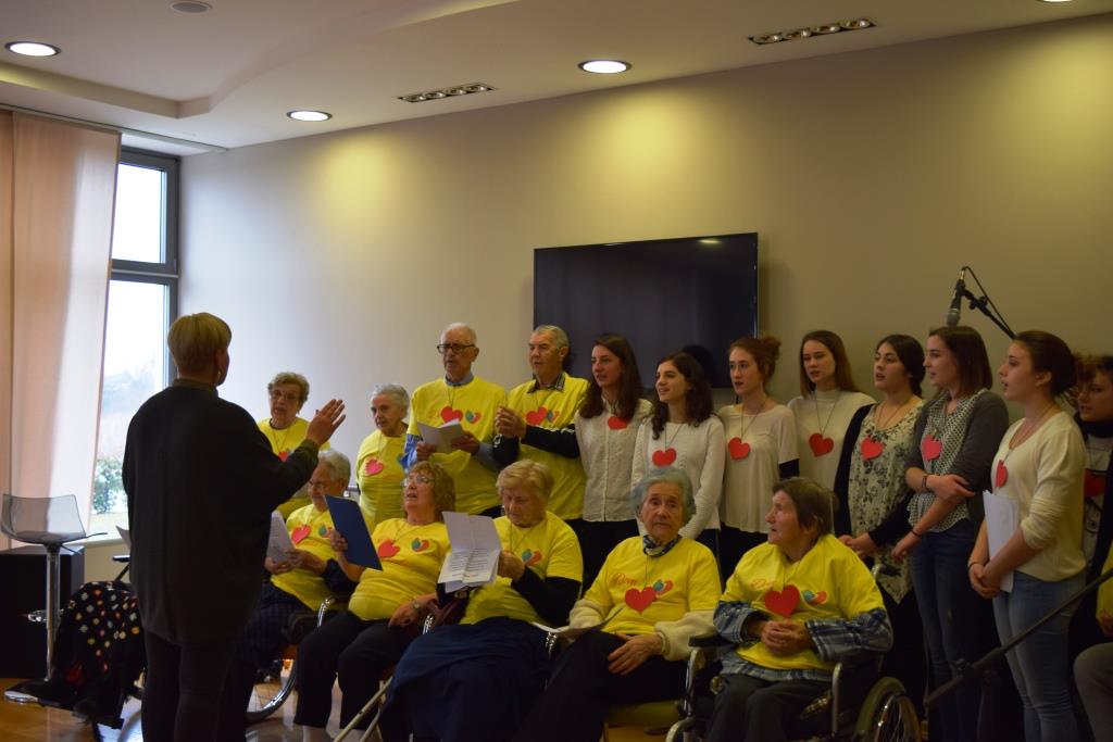 Program smo nastavili uz pjesmu „Ružo crvena“ koju je otpjevao zbor korisnika Doma zajedno sa zborom naše škole.